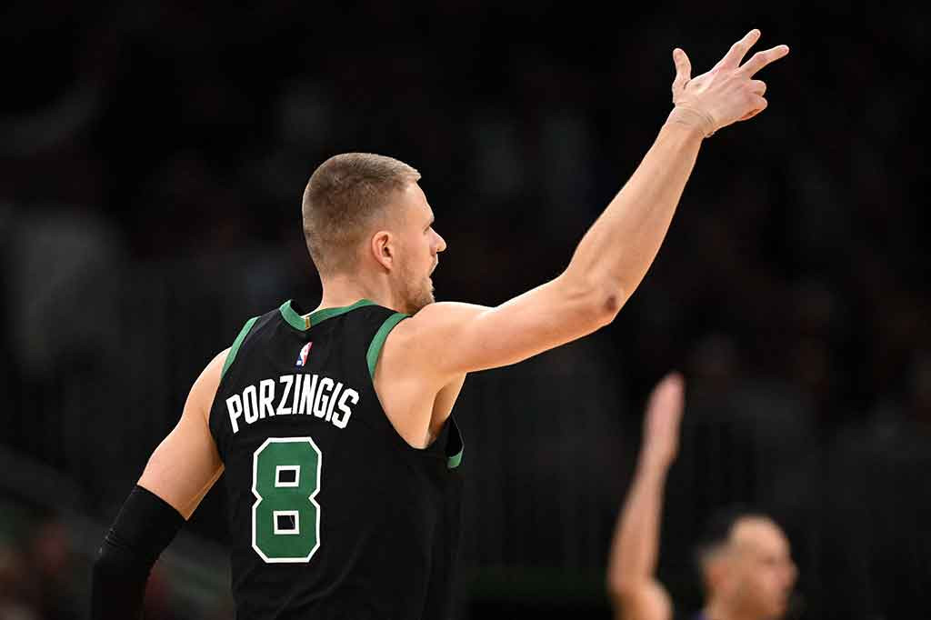 Selain Tatum dan Brown, lima pemain Celtics lainnya mencatat dua digit poin yaitu Kristap Porzingis 24 poin, Derrick White 13 poin, Al Horford 12 poin, Jrue Holiday 11 poin, dan Payton Pritchard 10 poin.
