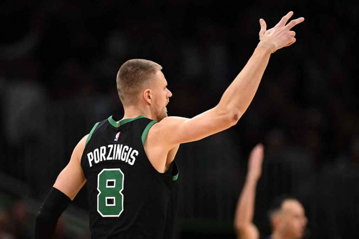 Selain Tatum dan Brown, lima pemain Celtics lainnya mencatat dua digit poin yaitu Kristap Porzingis 24 poin, Derrick White 13 poin, Al Horford 12 poin, Jrue Holiday 11 poin, dan Payton Pritchard 10 poin.