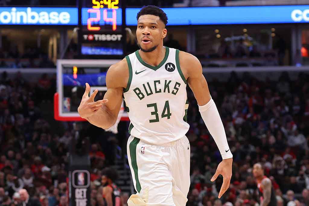 Bintang Milwaukee Bucks Giannis Antetokounmpo mendominasi permainan timnya dengan mencetak 46 poin serta 16 rebound saat timnya mengalahkan Chicago Bulls 113-97 dalam laga di United Center Chicago Illinois, Sabtu, 2 Maret 2024 WIB.