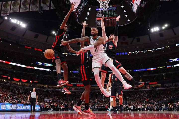 Damian Lillard menambahkan 16 poin, dan Patrick Beverley mencatat 14 poin untuk membantu Bucks mengalahkan Bulls ketiga kalinya dalam empat laga di musim ini.