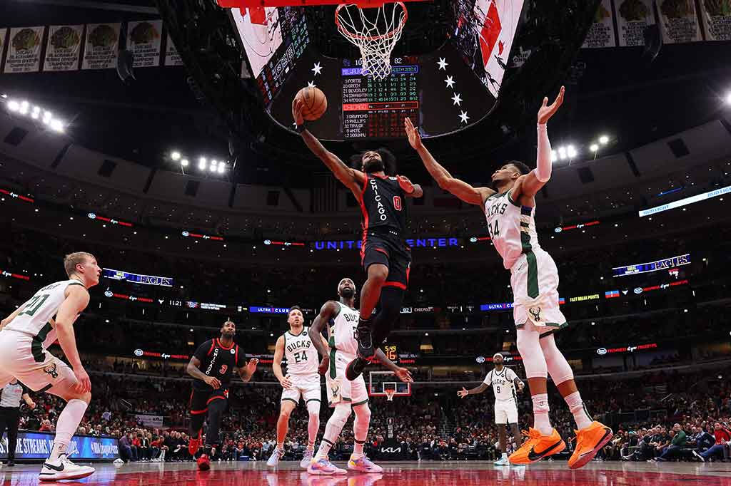 Coby White mencetak 22 poin untuk Bulls, Nikola Vucevic mencatat 17 poin sebelum akhirnya dia dikeluarkan dari lapangan di kuarter empat. Dia melakukan pelanggarankeras terhadap A.J. Green.