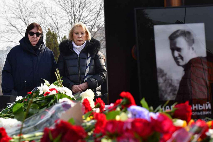 Lyudmila Navalnaya (berkacamata) berziarah ke makam putranya Alexei Navalny di pemakaman Borisovo di Moskow pada Sabtu, 2 Maret 2024, sehari setelah pemakamannya.