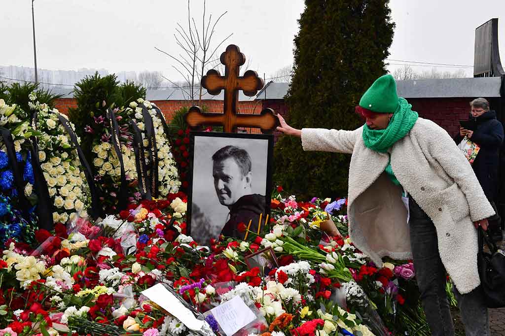 Ratusan orang yang berkumpul untuk memberikan penghormatan terakhir kepada Navalny membentuk antrean panjang menuju pemakaman, bertepuk tangan dan meneriakkan namanya.