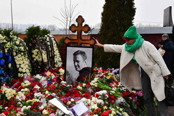 Ratusan orang yang berkumpul untuk memberikan penghormatan terakhir kepada Navalny membentuk antrean panjang menuju pemakaman, bertepuk tangan dan meneriakkan namanya.