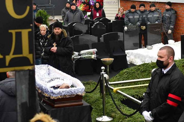 Navalny pada Agustus tahun lalu dijatuhi hukuman 19 tahun penjara atas tuduhan ekstremisme dan kejahatan lainnya. Dia sudah menjalani hukuman lebih dari 11 tahun atas tuduhan penipuan. 