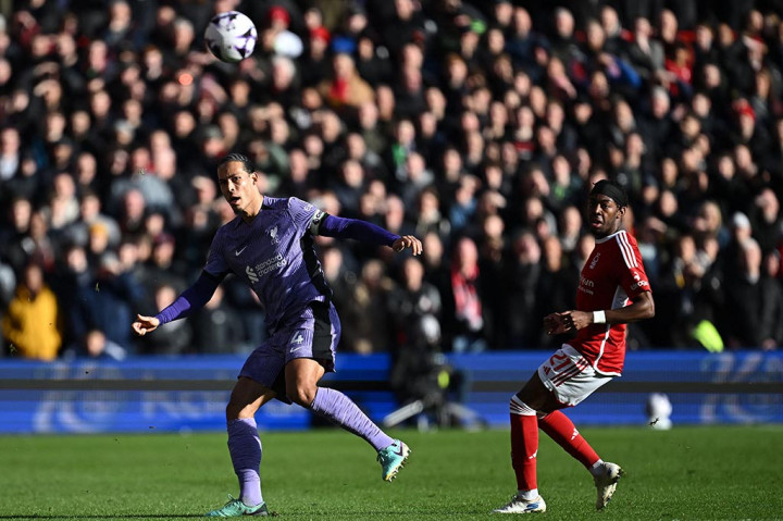 Liverpool yang mengambil inisiatif serangan lebih dulu kesulitan membongkar rapatnya pertahanan Forest. Forest justru mengancam lebih dulu lewat serangan balik, namun sepakan Anthony Elanga masih bisa diamankan Caomhin Kelleher.