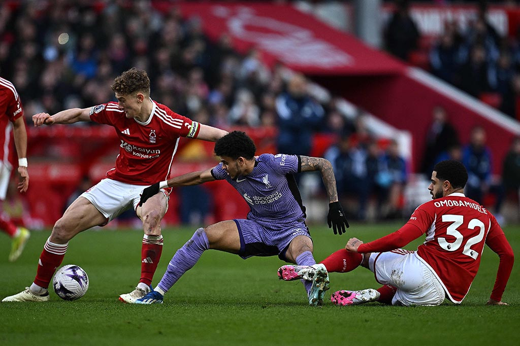 Setelahnya, Liverpool praktis mendominasi jalannya laga. Tapi penampilan disiplin para pemain Forest membuat skor kacamata bertahan hingga turun minum.