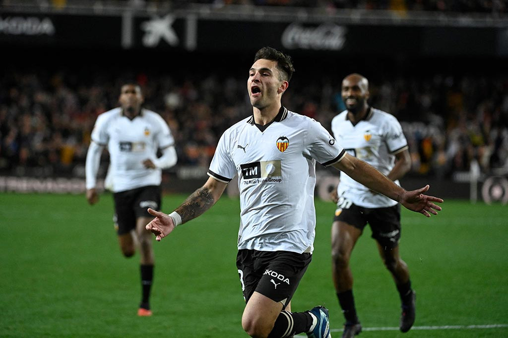 Namun malah Valencia yang bisa memecah kebuntuan lebih dulu pada menit ke-27. Lewat skema serangan balik, Hugo Duro berhasil memperdaya Andriy Lunin.