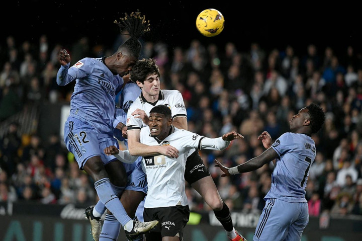 Madrid mengambil inisiatif serangan lebih dulu dan menebar ancaman lewat aksi Eduardo Camavinga pada menit ke-17. Tapi sundulannya dari jarak dekat bisa diamankan Giorgi Mamardashvili.