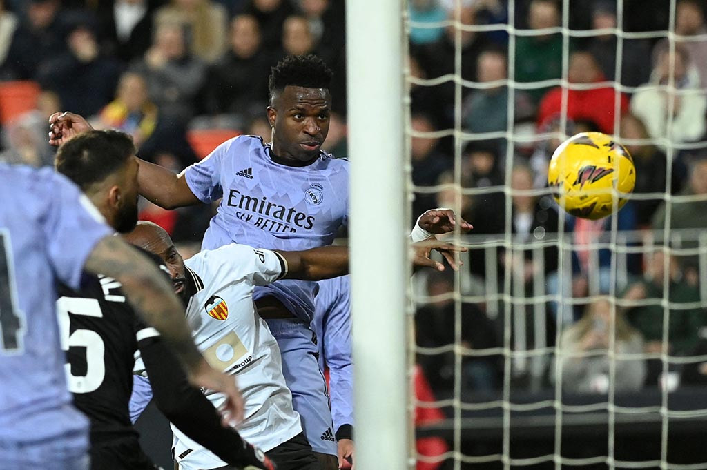 Mamardashvili akhirnya takluk pada menit ke-76. Vinicius kembali menjadi mimpi buruk Valencia setelah ia berhasil menanduk umpan silang Brahim Diaz dan membuat skor berakhir dengan skor 2-2.