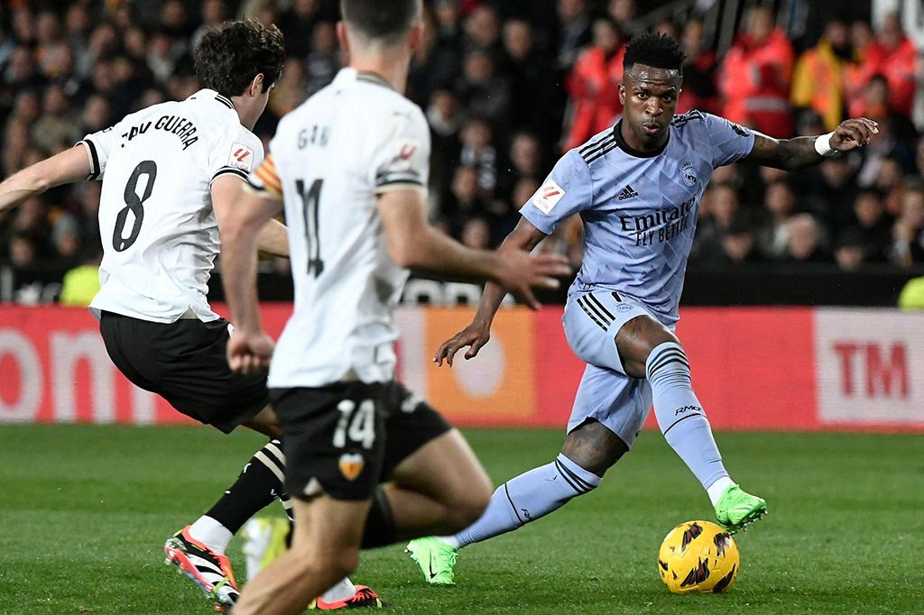 Tapi Madrid mampu memperkecil ketinggalan jelang turun minum. Vinicius Junior berhasil menyambar umpan Rodrygo Goes untuk menggetarkan gawang Valencia.