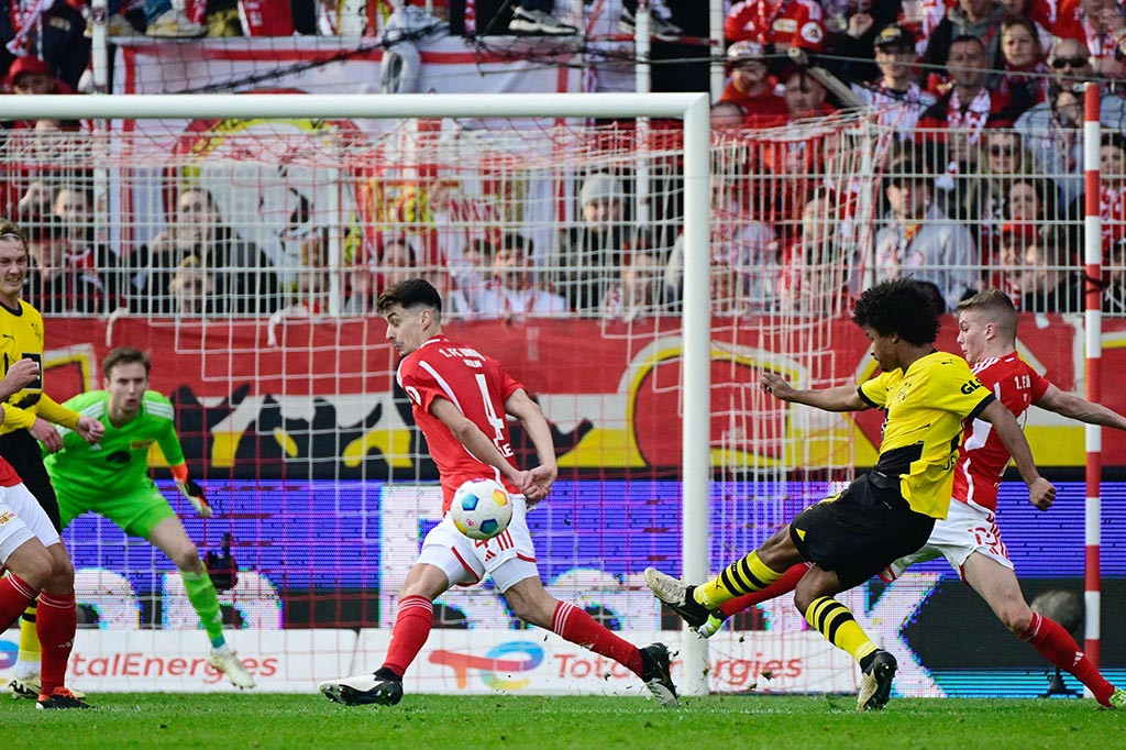 Karim Adeyemi membawa Dortmund membuka skor pada menit ke-41. Tusukannya dari sisi kanan diakhiri sepakan keras yang membentur mistar gawang sebelum memantul masuk gawang.