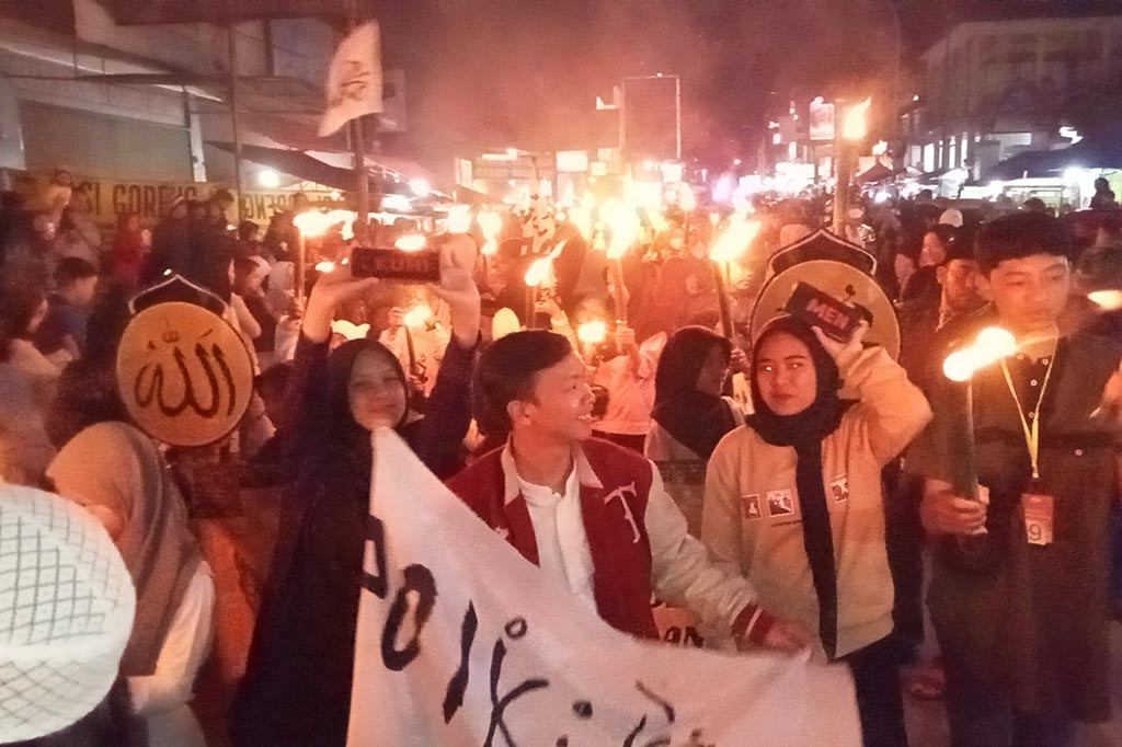 Pawai obor diikuti seluruh lapisan masyarakat, mayoritas anak-anak dan remaja dari berbagai wilayah itu. Arak-arakan semakin meriah ketika peserta pawai menabuh beduk sambil diiringi lantunan takbir, tahlil, dan tahmid.