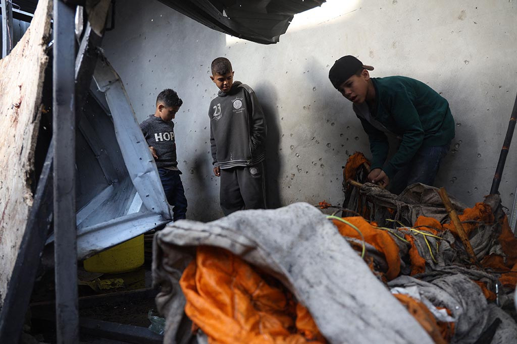 Kementerian Kesehatan di Gaza yang dikuasai Hamas mengatakan serangan Israel menghantam tenda-tenda yang menampung warga sipil yang mengungsi di dekat sebuah rumah sakit di kota selatan Rafah pada hari Sabtu, 2 Maret 2024, menewaskan 11 orang dan melukai puluhan lainnya.