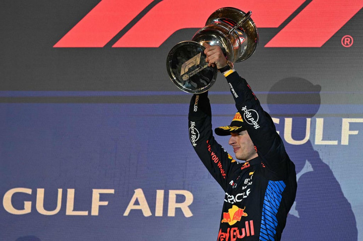 Pengasuh tiang Verstappen menahan Ferrari Charles Leclerc untuk memimpin ke tikungan pertama, dan hal itu berjalan seperti biasa bagi pembalap Belanda itu dari sana hingga bendera saat ia menikmati awal yang sempurna dalam upayanya meraih gelar juara dunia keempat berturut-turut.