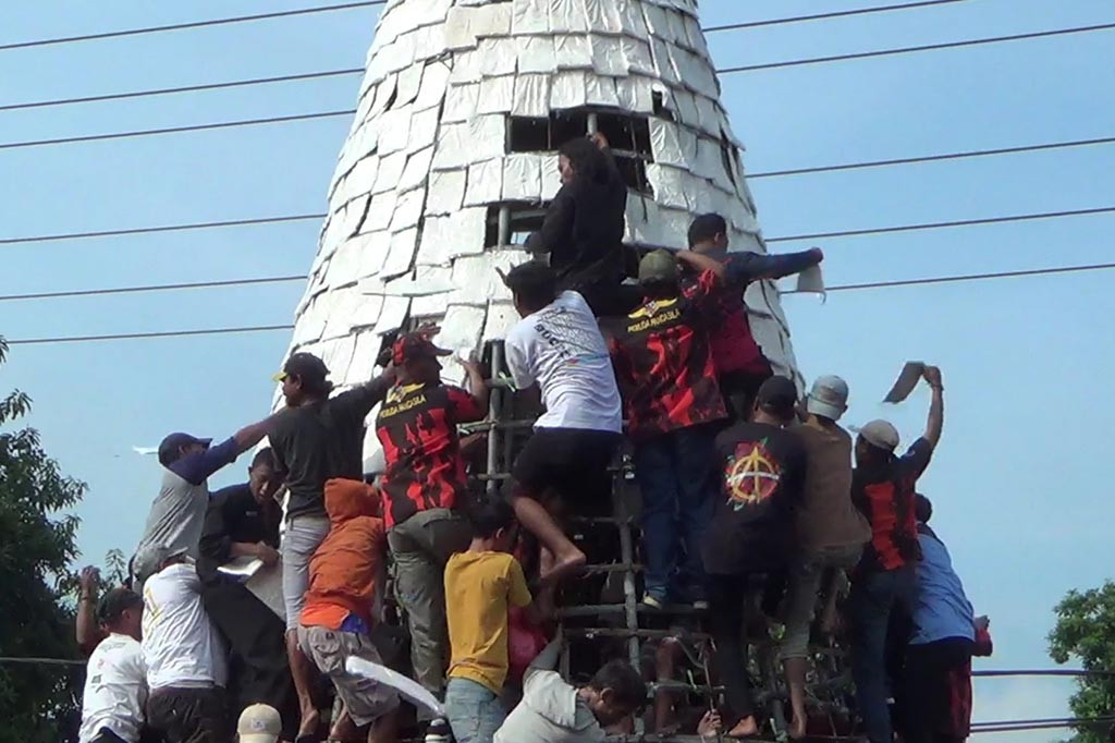 Selain tumpeng tempe raksasa, juga ada tumpeng kecil yang dibawa masing-masing RT. Ada 8 RW dan 28 RT di Desa Sedenganmijen. Tumpeng kecil dibuat bervariatif dihiasi dengan buah-buahan, sayuran, umbi-umbian hingga makanan kecil.