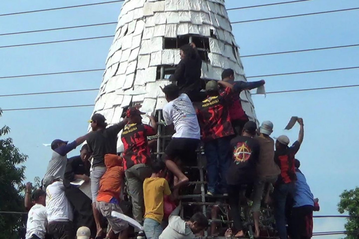 Selain tumpeng tempe raksasa, juga ada tumpeng kecil yang dibawa masing-masing RT. Ada 8 RW dan 28 RT di Desa Sedenganmijen. Tumpeng kecil dibuat bervariatif dihiasi dengan buah-buahan, sayuran, umbi-umbian hingga makanan kecil.