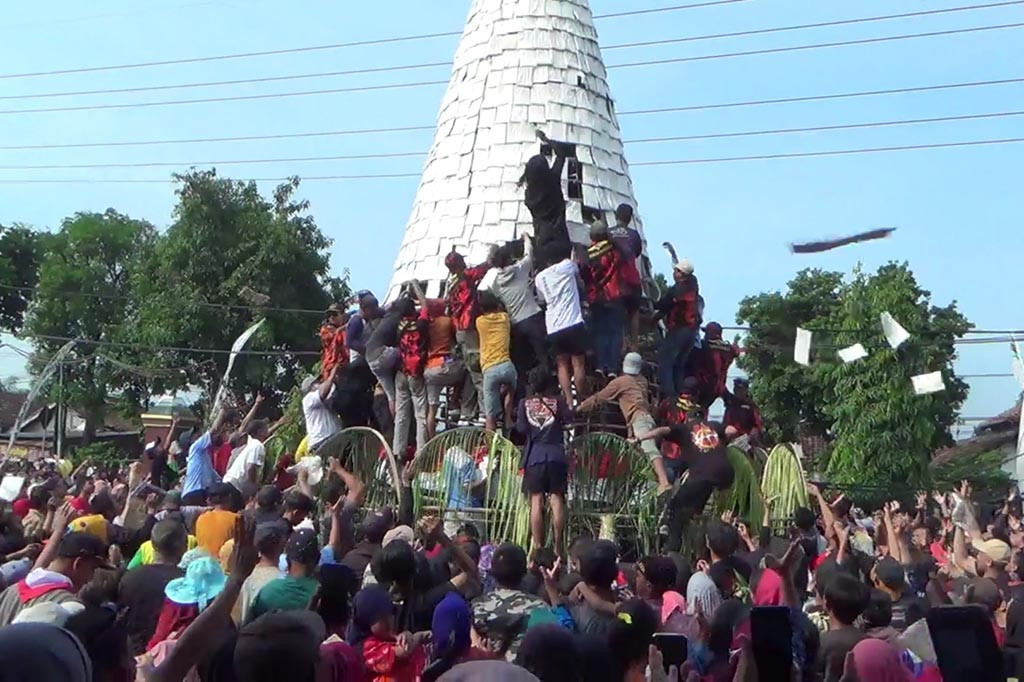 Tumpeng tempe raksasa ini menghabiskan 75 kuintal atau 750 kilogram kedelai. Tumpeng itu dibuat oleh para perajin tempe di desa tersebut. Saat ini ada 24 perajin tempe, sehingga wilayah ini juga merupakan salah satu Kampung Tempe di Sidoarjo.