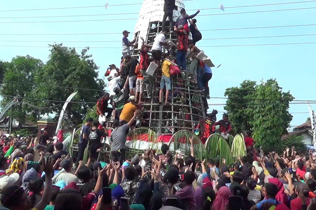 Sayangnya warga tidak mau bersabar, karena mereka sudah berebut tumpeng kecil, sebelum waktu yang ditentukan. Hasil bumi berupa buah-buahan, sayuran, umbi-umbian dan makanan kecil itupun ludes hanya beberapa menit.