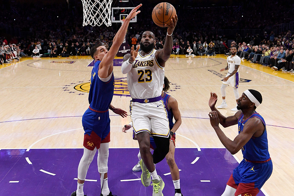“Ini adalah kesaksian yang sangat besar atas semua kerja keras yang telah dia lakukan selama bertahun-tahun, seberapa baik dia menjaga dirinya sendiri, cara dia bermain di level tinggi,” kata pelatih Lakers Darvin Ham tentang James menjelang pertandingan. permainan.