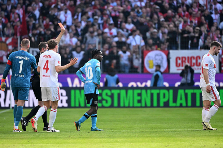 laga baru berjalan 14 menit, petaka sudah menimpa Koeln. Tuan rumah harus bermain dengan 10 orang setelah Jan Thielmann mendapat kartu merah langsung usai melakukan pelanggaran keras terhadap Granit Xhaka.