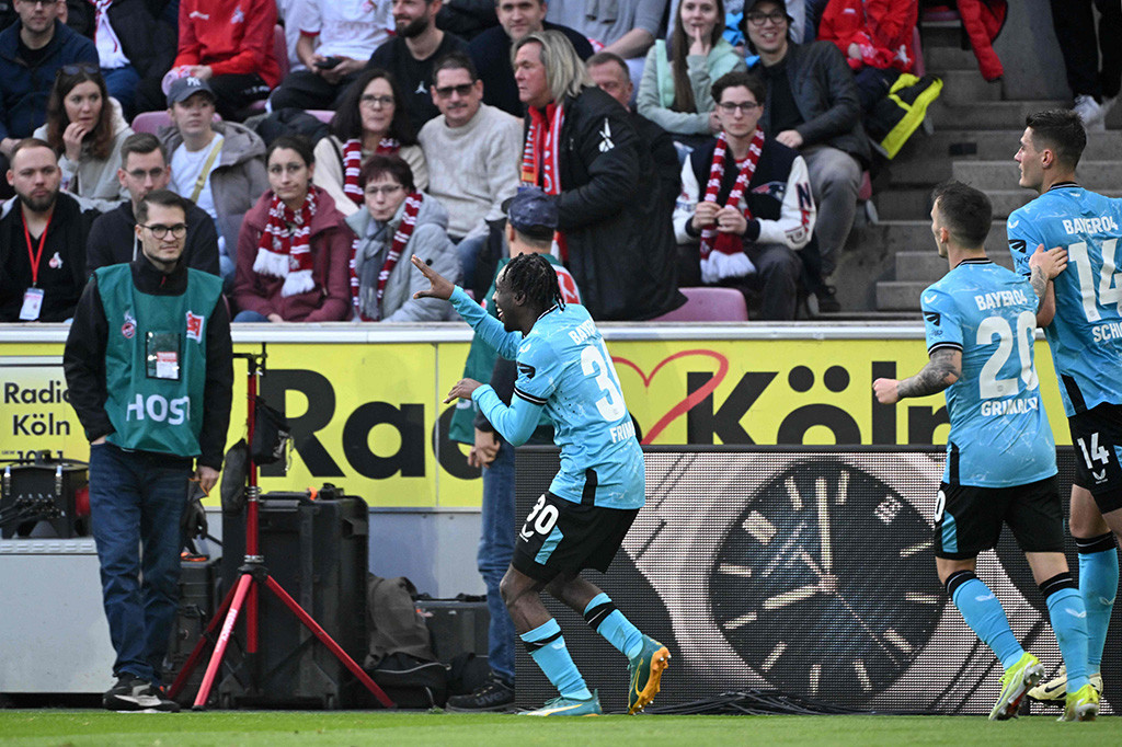 Unggul jumlah pemain dimanfaatkan dengan baik oleh Leverkusen. Tim tamu berhasil memecah kebuntuan pada menit ke-38 setelah Jeremie Frimpong menyambar bola liar hasil sepakan Patrik Schick.