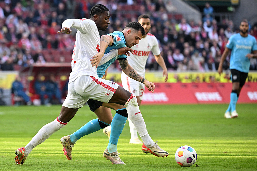 Memasuki babak kedua, Koeln sempat menebar ancaman. Namun tembakan voli Sargis Adamyan masih membentur tiang gawang.