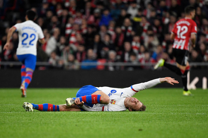 Bilbao melesatkan tembakan pertama melalui Unai Gomez mendekati kotak penalti. Namun, usaha tim tuan rumah masih berhasil dihalau Frenkie De Jong.