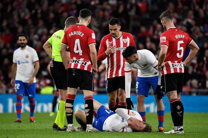 Barcelona harus kehilangan De Jong pada menit ke-26. Gelandang asal Belanda itu mengalami cedera pada pergelangan kaki dan harus digantikan oleh Fermin Lopez.