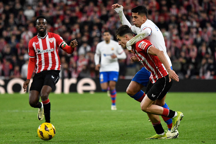 Bilbao memberikan ancaman pada menit ke-37, Alex Berenguer melepaskan tendangan dari area kotak penalti yang masih bisa ditangkap Marc Andre Ter Stegen. Skor kacamata bertahan sampai jeda.