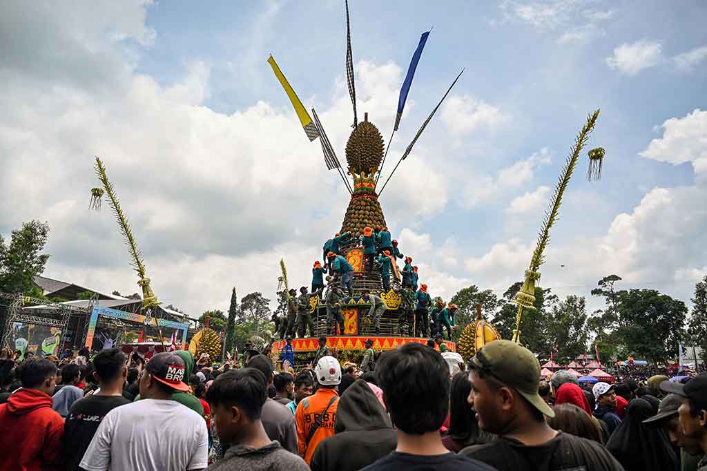 Belasan warga harus mendapatkan perawatan medis di posko kesehatan setelah mengalami luka-luka. Mereka mengalami luka usai berebut durian di area lapangan Wonosalam, Kabupaten Jombang. Tak hanya luka di kepala karena terlempar buah durian, sebagian juga ada yang jatuh terinjak-injak.