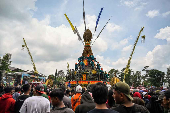 Belasan warga harus mendapatkan perawatan medis di posko kesehatan setelah mengalami luka-luka. Mereka mengalami luka usai berebut durian di area lapangan Wonosalam, Kabupaten Jombang. Tak hanya luka di kepala karena terlempar buah durian, sebagian juga ada yang jatuh terinjak-injak.
