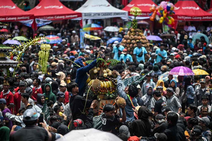 Rebutan durian ini digelar para petani lereng gunung Anjasmoro, Kecamatan Wonosalam. Kenduri durian ini merupakan tradisi setiap tahun guna mengungkap rasa syukur atas hasil panen durian yang melimpah. Total ada sekitar 2.024 durian yang dijadikan rebutan warga. 
