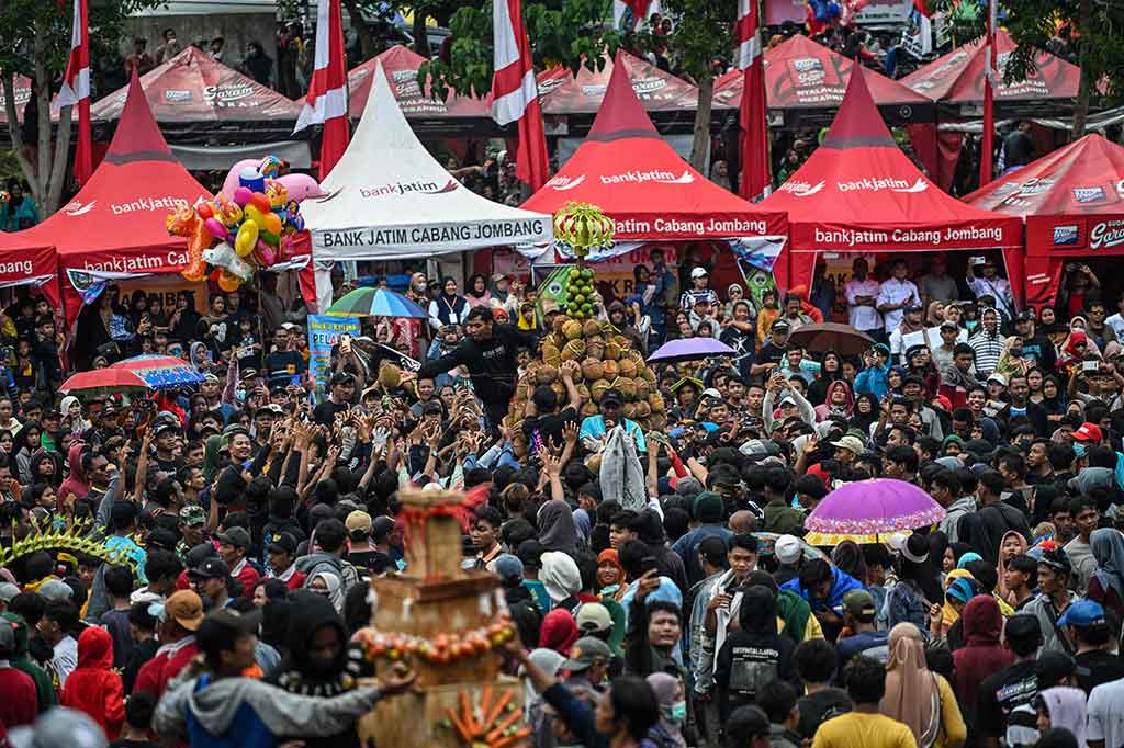 Kenduri durian ini menyedot perhatian warga dan dihadiri ribuan warga dari berbagai kota di Jawa Timur. Mereka mengaku sengaja datang ke Jombang guna mendapat durian gratis asli Wonosalam yang dikenal dengan rasa pahit manis.