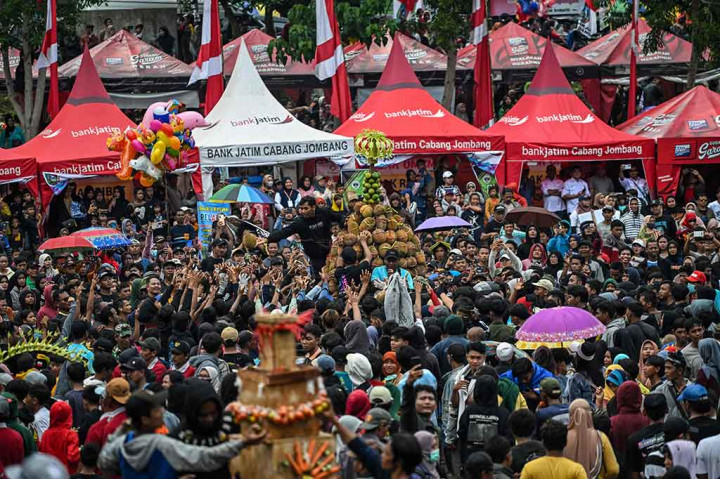Kenduri durian ini menyedot perhatian warga dan dihadiri ribuan warga dari berbagai kota di Jawa Timur. Mereka mengaku sengaja datang ke Jombang guna mendapat durian gratis asli Wonosalam yang dikenal dengan rasa pahit manis.