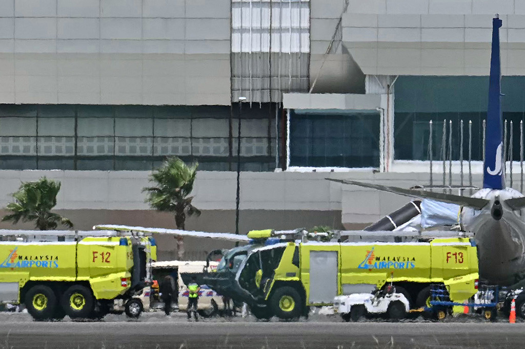 Stasiun penyiaran negara Norwegia menunjukkan rekaman pendaratan pesawatnya sebelum pukul 23.00 (22.00 GMT) di ibu kota, Oslo.