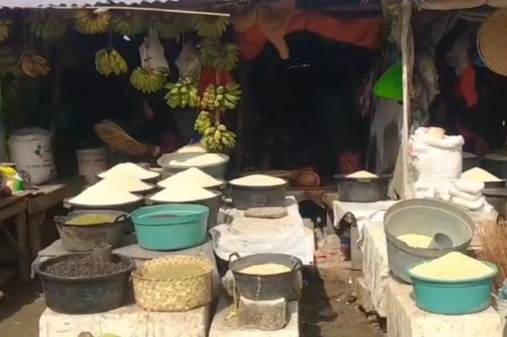 Kondisi ini terjadi karena banyaknya tanaman padi yang gagal panen akibat kemarau panjang, sehingga petani tidak mengirimkan beras ke Pasar Karisa. 