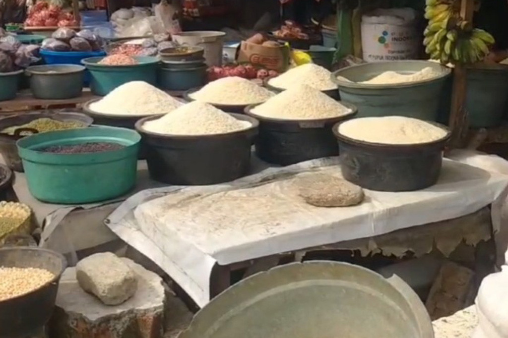 Kenaikan harga beras terjadi di Pasar Sentral Karisa di Kabupaten Jeneponto, Sulawesi Selatan. Harga jual beras premium melambung hingga mencapai Rp14 ribu perliter. Kenaikan juga terjadi pada beras kualitas sedang, yang biasa dijual dengan harga Rp7 hingga Rp8 ribu rupiah, kini naik di kisaran Rp9 ribu hingga Rp10 ribu perliter.