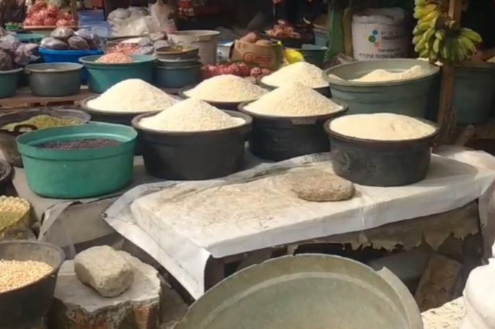 Kenaikan harga beras terjadi di Pasar Sentral Karisa di Kabupaten Jeneponto, Sulawesi Selatan. Harga jual beras premium melambung hingga mencapai Rp14 ribu perliter. Kenaikan juga terjadi pada beras kualitas sedang, yang biasa dijual dengan harga Rp7 hingga Rp8 ribu rupiah, kini naik di kisaran Rp9 ribu hingga Rp10 ribu perliter.