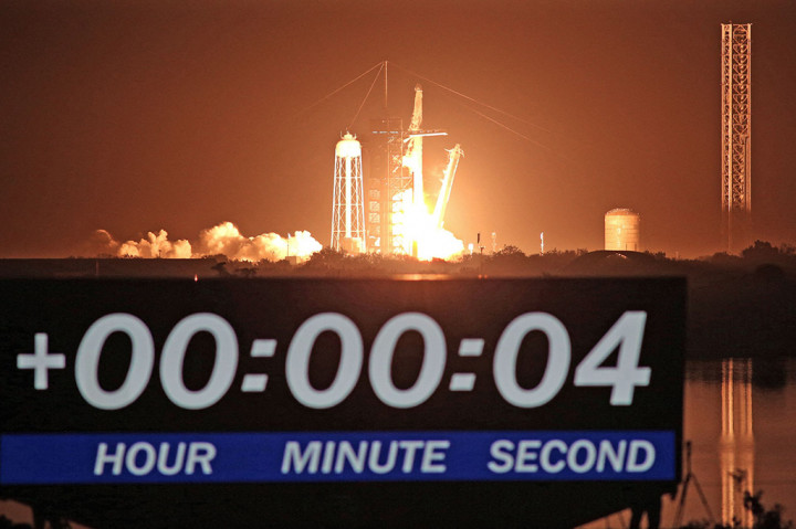 Tiga astronaut Amerika dan seorang kosmonaut Rusia lepas landas Minggu, 3 Maret 2024 malam waktu setempat, dari Florida, untuk misi enam bulan di Stasiun Luar Angkasa Internasional.