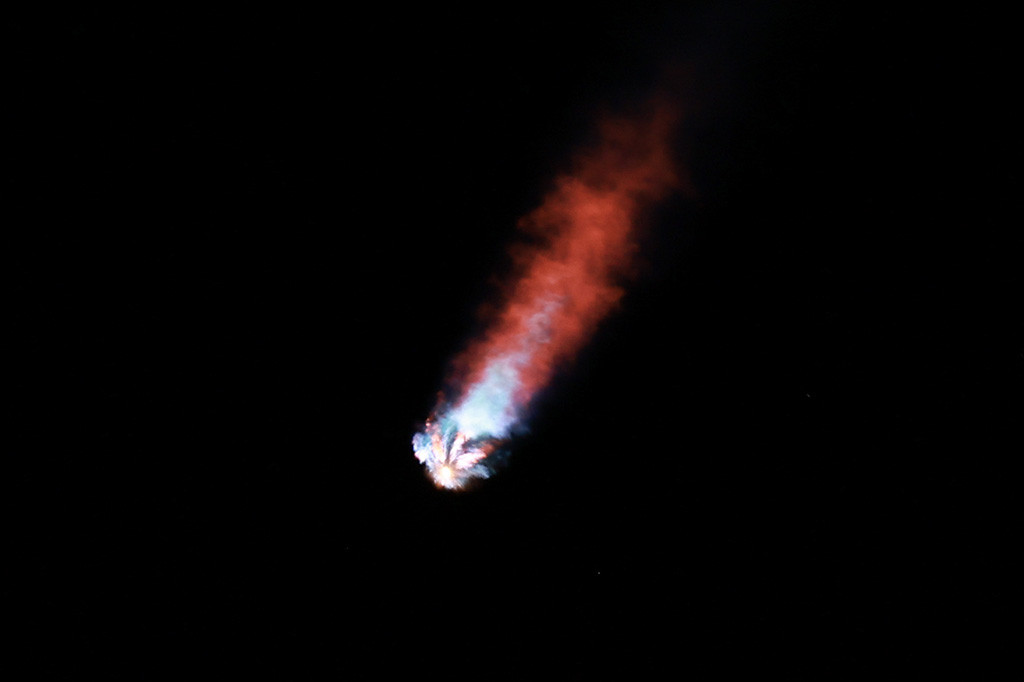Perusahaan tersebut telah menyediakan layanan peluncuran astronaut untuk NASA sejak tahun 2020 di bawah Program Kru Komersial badan antariksa AS, dengan kontraktor saingannya Boeing belum menyelesaikan sertifikasinya.