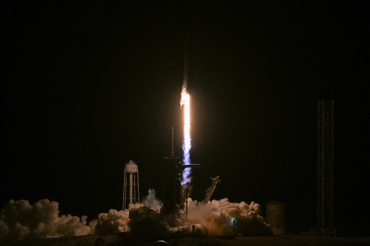 Hanya beberapa menit setelah peluncuran, ketika roket tersebut melayang di atas Atlantik, ia bergerak dengan kecepatan 6.000 mil per jam, kata komentator NASA TV.