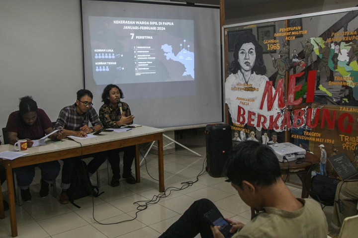 Koordinator KontraS, Dimas Bagus Arya (kanan), Koordinator YLBHI, Arif Maulana (kedua kanan), Aliansi Mahasiswa Papua, Ika Mulait (tengah), Koordinator Pusaka Bentala Rakyat, Ambrosius Mulait (kedua kiri) dan Kepala Biro Papua PGI, Pdt Ronald menjadi nara sumber dalam konpres merespon rentetan peristiwa kekerasan di Papua di Kantor KontraS, Jakarta, Senin, 4 Maret 2024.
