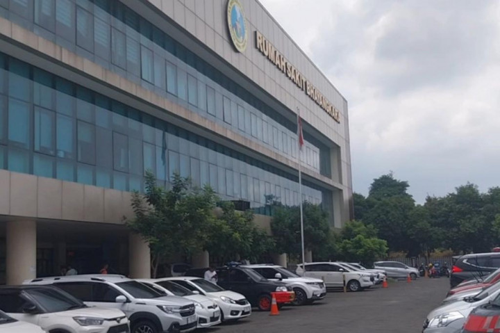 Sejumlah anggota gegana yang menjadi korban ledakan mortir di markas detasemen Gegana, Brimob Polda Jawa Timur, Senin 4 Maret 2024, dirujuk ke Rumah Sakit Bhayangkara Surabaya untuk mendapatkan perawatan.