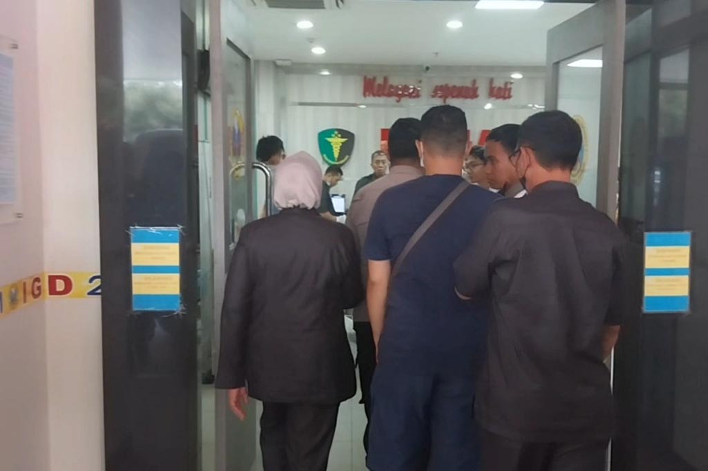 Dua korban yang tiba terlihat menggunakan kereta dorong dan langsung dibawa menuju ruang perawatan Instalasi Gawat Darurat.