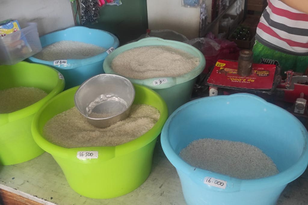 Berbagai upaya menekan harga beras dan kebutuhan pokok lain yang dilakukan Pemkot Solo bersama TPID (Tim Pengendali Inflasi Daerah) dan Bulog belum berhasil sepenuhnya. Bahkan beras masih bergejolak, dan demikian pula komoditi lain seperti telur, gula, minyak goreng dan juga cabai maupun bawang.