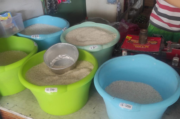 Berbagai upaya menekan harga beras dan kebutuhan pokok lain yang dilakukan Pemkot Solo bersama TPID (Tim Pengendali Inflasi Daerah) dan Bulog belum berhasil sepenuhnya. Bahkan beras masih bergejolak, dan demikian pula komoditi lain seperti telur, gula, minyak goreng dan juga cabai maupun bawang.