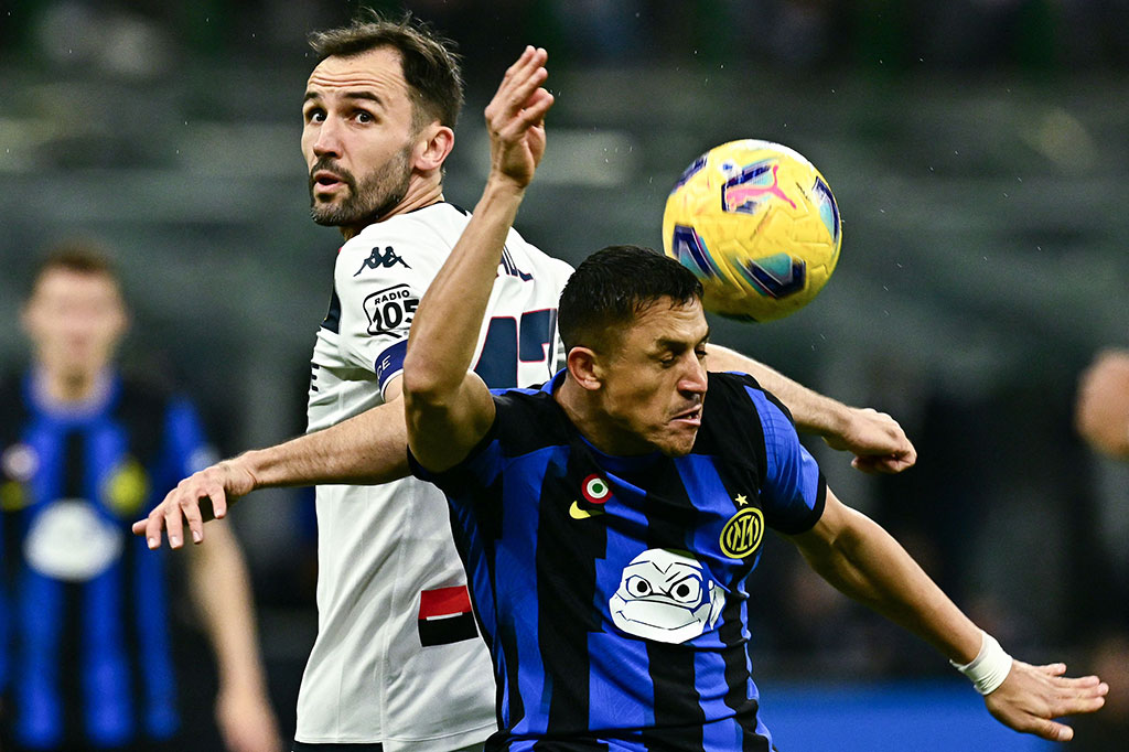 Tuan rumah Inter mengambil inisiatif menyerang pada pertandingan ini, namun terhenti ketika memasuki lini pertahanan Genoa.