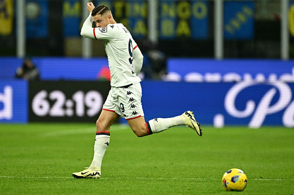 Genoa memperkecil kedudukan menjadi 1-2 pada menit 54 setelah tendangan voli Johan Vasquez gagal diantisipasi kiper Yann Sommer.