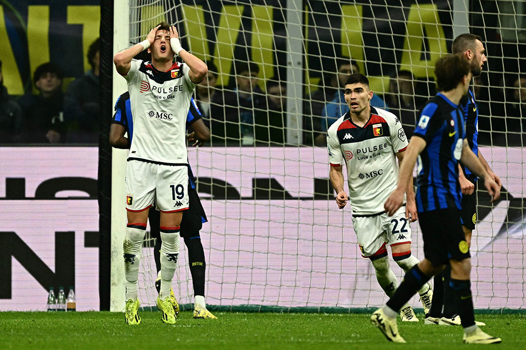 Genoa berupaya mencari gol penyeimbang, namun hingga peluit panjang dibunyikan, skor 2-1 tak berubah.